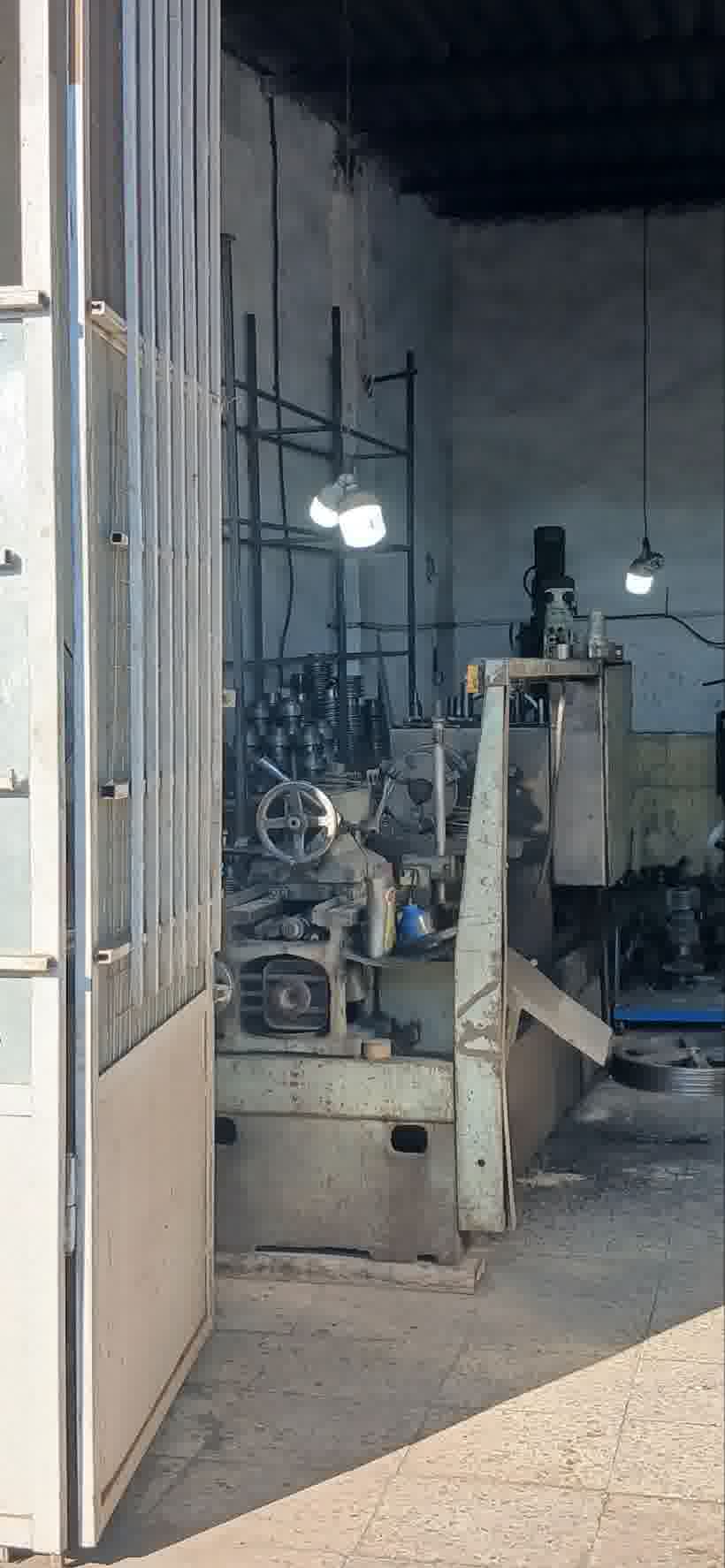 دستگاه تراش بزرگ سبز-خاکستری در کارگاه
